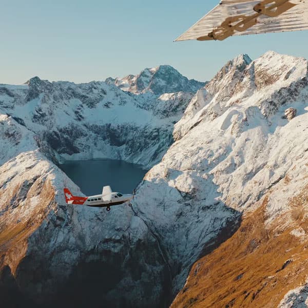 Ab Queenstown: Flug und Kreuzfahrt nach Milford Sound