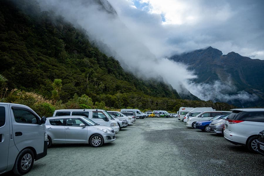 Aparcamiento Deep Water Basin en Milford Sound