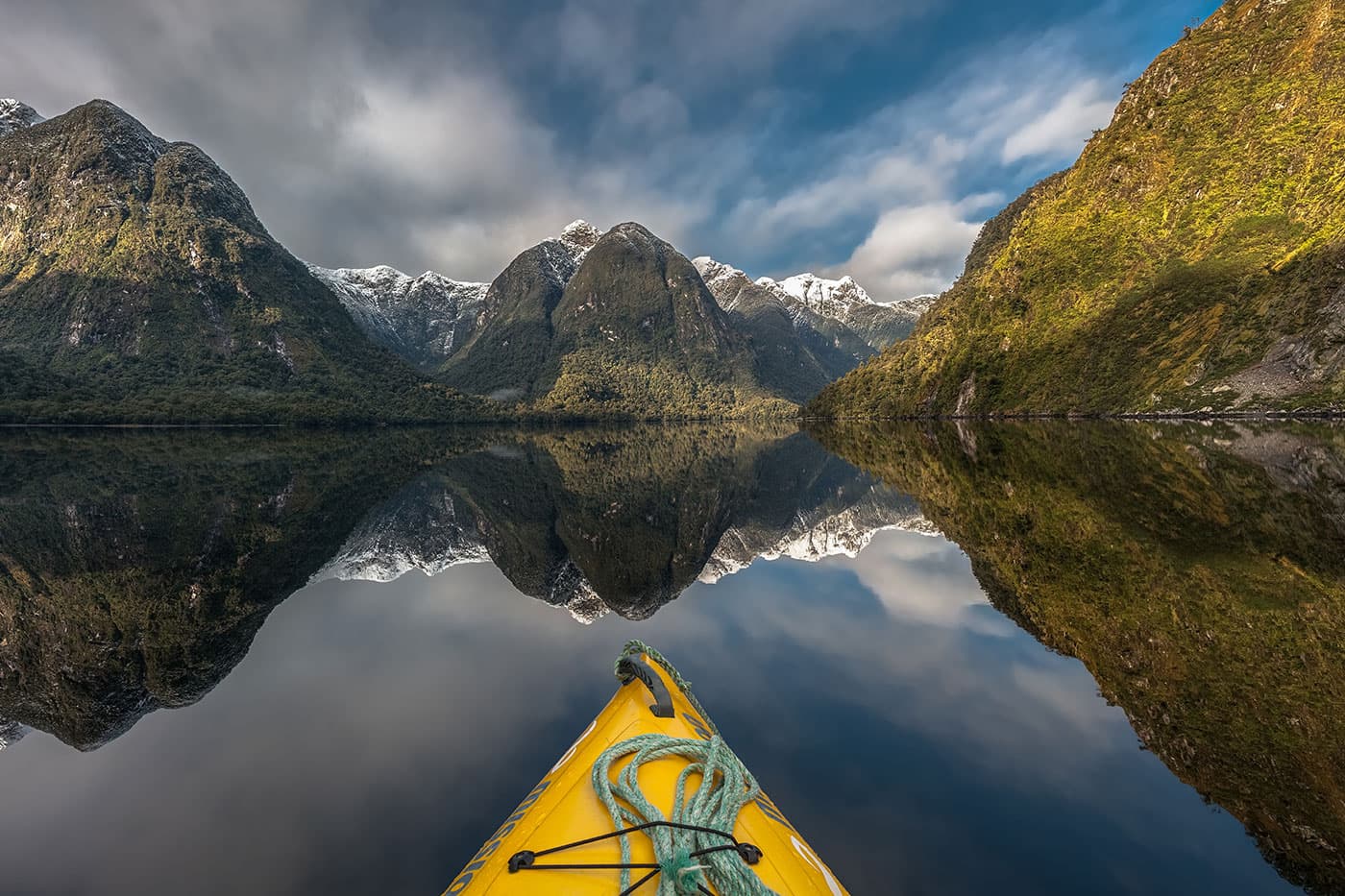 Doubtful Sound et ses eaux calmes reflétant les montagnes